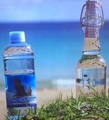 Botella de agua Vainativa en un paisaje de Isla de Pascua